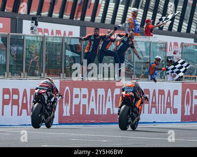 Misano Adriatico, Ita. 22 septembre 2024. Sur la ligne d'arrivée 13 Vietti Celestino MOTO2 (CVie) ITA Red Bull KTM Ajo KALEX et 44 Canet Aron MOTO2 (ACAN) SPA Fantic Racing KALEX lors du Gran Premio Pramac dell'Emilia Romagna Grand Prix Race MotoGP dimanche, MotoGP d'Emilia Romagna au Misano World circuit Marco Simoncelli à Misano Adriatico le 22 septembre 2024 à Misano Adriatico, Italie. (Photo de Fabio Averna/Sipa USA) crédit : Sipa USA/Alamy Live News Banque D'Images