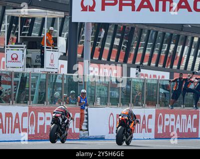 Misano Adriatico, Ita. 22 septembre 2024. Sur la ligne d'arrivée 13 Vietti Celestino MOTO2 (CVie) ITA Red Bull KTM Ajo KALEX et 44 Canet Aron MOTO2 (ACAN) SPA Fantic Racing KALEX lors du Gran Premio Pramac dell'Emilia Romagna Grand Prix Race MotoGP dimanche, MotoGP d'Emilia Romagna au Misano World circuit Marco Simoncelli à Misano Adriatico le 22 septembre 2024 à Misano Adriatico, Italie. (Photo de Fabio Averna/Sipa USA) crédit : Sipa USA/Alamy Live News Banque D'Images