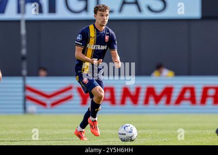 Almere, pays-Bas. 22 septembre 2024. ALMERE, PAYS-BAS - 22 SEPTEMBRE : Youri Regeer du FC Twente court avec le ballon lors du match Néerlandais Eredivisie entre Almere City FC et FC Twente au Yanmar Stadion le 22 septembre 2024 à Almere, pays-Bas. (Photo de /Orange Pictures) crédit : dpa/Alamy Live News Banque D'Images