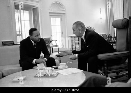 Le président Lyndon B. Johnson rencontre Martin Luther King Jr au bureau ovale de la Maison Blanche, le 3 décembre 1963 - photo de Yoichi Okamoto (photo de la Maison Blanche) Banque D'Images