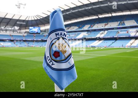 Une vue générale du stade Etihad et du drapeau de coin de la marque, domicile de Manchester City, avant le match de premier League Manchester City vs Arsenal à l'Etihad Stadium, Manchester, Royaume-Uni, le 22 septembre 2024 (photo de Mark Cosgrove/News images) Banque D'Images