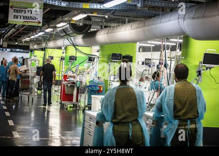 Haïfa, Israël. 22 septembre 2024. Personnel hospitalier au parking souterrain de l’hôpital Rambam à Haïfa, dimanche 22 septembre 2024. L’hôpital a déplacé ses salles et ses patients sous terre après que le Hezbollah a lancé plus de 100 roquettes dimanche tôt dans une zone plus large et plus profonde du nord d’Israël, avec certains atterrissages près de la ville de Haïfa, et Israël a lancé des centaines de frappes sur le Liban. Les parties semblaient se diriger vers une guerre totale après des mois d'escalade des tensions. Crédit : Eyal Warshavsky/Alamy Live News Banque D'Images