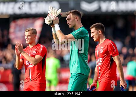 Almere, pays-Bas. 22 septembre 2024. ALMERE, PAYS-BAS - 22 SEPTEMBRE : Kornelius Hansen de l'Almere City FC, le gardien Nordin Bakker de l'Almere City FC et Faiz Mattoir de l'Almere City FC sont déçus de la défaite lors du match néerlandais Eredivisie entre l'Almere City FC et le FC Twente au Yanmar Stadion le 22 septembre 2024 à Almere, pays-Bas. (Photo de fotografielous/Orange Pictures) crédit : Orange pics BV/Alamy Live News Banque D'Images