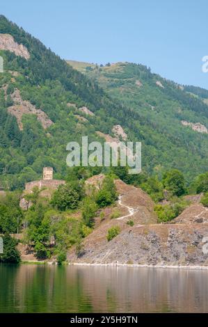 Lac de Genos-Loudenvielle et tour médiévale du château fort (10ème-11ème siècle), Loudenvielle, Val Louron, Hautes-Pyrennes (65), Occitanie Banque D'Images