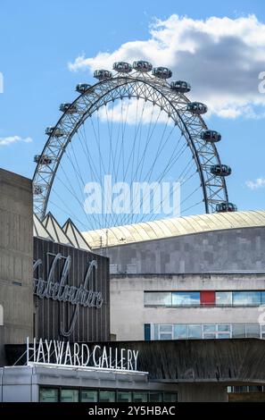 Londres, Royaume-Uni. London Eye au-dessus de la Hayward Gallery sur la rive sud Banque D'Images