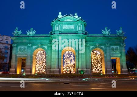 Puerta de Alcala à Noël, vue de nuit. Madrid. Espagne. Banque D'Images