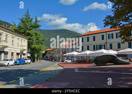 Solkan, Slovénie - 7 septembre 2024. Les clients apprécient le temps de la fin de l'été dans un bar avec des sièges en plein air sur une place centrale avec une fontaine à Solkan Banque D'Images