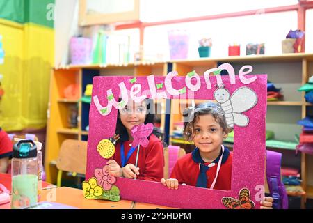 (240922) -- LE CAIRE, 22 septembre 2024 (Xinhua) -- les étudiants suivent un cours le premier jour d'une nouvelle année scolaire au Caire, Égypte, 22 septembre 2024. (Xinhua/Ahmed Gomaa) Banque D'Images