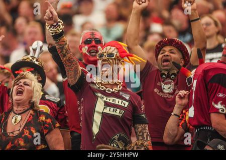 22 septembre 2024, Rhénanie-du-Nord-Westphalie, Gelsenkirchen : football américain : ligue professionnelle ELF, Vikings de Vienne - feu de Rhein, round de play-off, finale, Veltins Arena. Les fans de feu de Rhein acclament dans les tribunes. Photo : Tim Rehbein/dpa Banque D'Images