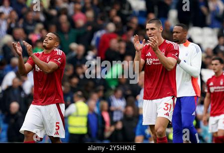 Murillo de Nottingham Forest (à gauche) et Nikola Milenkovic applaudissent les supporters après le match de premier League au stade American Express, Brighton et Hove. Date de la photo : dimanche 22 septembre 2024. Banque D'Images