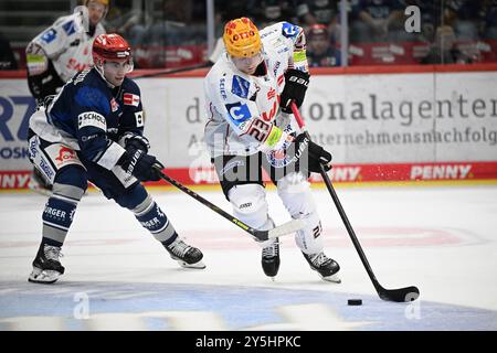 (v.l.n.r.) Kyle Platzer (Schwenninger Wild Wings #88) Max Goertz (Pinguins Bremerhaven #23) Schwenninger Wild Wings gegen Pinguins Bremerhaven, Eishockey, DEL, Spieltag 1, saison 2024/2025, 22.09.2024 Foto : Eibner-Pressefoto/Sven Laegler Banque D'Images