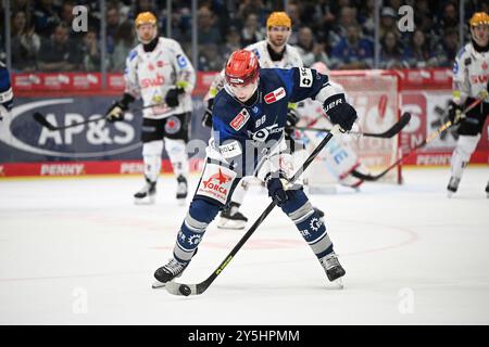 Kyle Platzer (Schwenninger Wild Wings #88) Schwenninger Wild Wings gegen Pinguins Bremerhaven, Eishockey, DEL, Spieltag 1, saison 2024/2025, 22.09.2024 Foto : Eibner-Pressefoto/Sven Laegler Banque D'Images