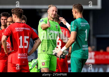 ALMERE, PAYS-BAS - 22 SEPTEMBRE : le gardien de but Lars Unnerstall du FC Twente serre la main du gardien de but Nordin Bakker du Almere City FC lors du match Néerlandais Eredivisie opposant le Almere City FC et le FC Twente au Yanmar Stadion le 22 septembre 2024 à Almere, pays-Bas. (Photo de fotografielous/Orange Pictures) Banque D'Images