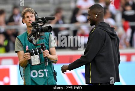 Stuttgart, Allemagne. 22 septembre 2024. vor Spielbeginn : Platzinspektion Serhou Guirassy Borussia Dortmund BVB (09) an alter Wirkungsstaette TV Kamera VfB Stuttgart vs Borussia Dortmund BVB 221.09.2024 LA RÉGLEMENTATION DFL INTERDIT TOUTE UTILISATION DE PHOTOGRAPHIES COMME SÉQUENCES D'IMAGES ET/OU QUASI-VIDÉO/dpa/Alamy Live News Banque D'Images