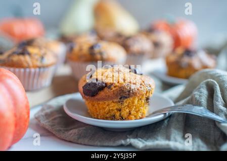 Muffins à la citrouille faits maison ou cupcakes au chocolat Banque D'Images