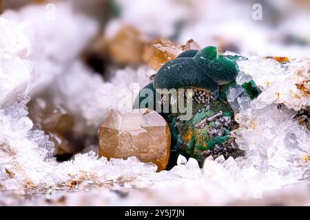 Cerussite brun avec Malachite verte sur Quartz. Spécimen du Mas dieu, Laval-Pradel, Gard, France. Micro photographie en gros plan. microscope min Banque D'Images