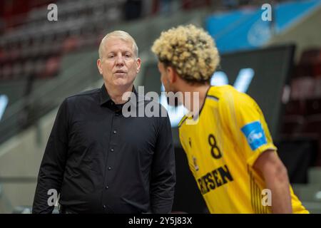 John Patrick (MHP Riesen Ludwigsburg, entraîneur-chef), Hunter Maldonado (MHP Riesen Ludwigsburg, #08), GER, MHP Riesen Ludwigsburg v. FC Bayern Basketball, Basketball, Bundesliga, Spielzeit 2024/2025, 22.09.2024, Foto : Eibner-Pressefoto/Sascha Walther Banque D'Images