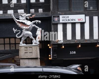 Gros plan du panneau de rue High Holborn avec la borne de la ville de Londres en forme de dragon devant le Staple Inn, un bâtiment à pans de bois d'origine Tudor Banque D'Images