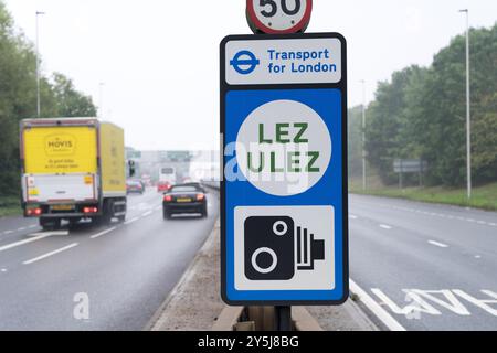 Panneau de signalisation lez et ULEZ de TFL avec icône de caméra symbole pour attraper et charger les conducteurs de conduire à l'intérieur des zones dans le Grand Londres Royaume-Uni Banque D'Images