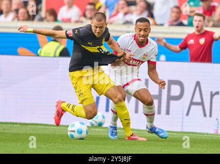 Waldemar Anton, BVB 3 Competition for the ball, Tackling, duel, header, zweikampf, action, combat contre Jamie Leweling, VFB 18 dans le match VFB STUTTGART - BORUSSIA DORTMUND le 22 septembre 2024 à Stuttgart, Allemagne. Saison 2024/2025, 1.Bundesliga, Journée 4, 4.Spieltag photographe : ddp images / STAR-images - LA RÉGLEMENTATION DFL INTERDIT TOUTE UTILISATION DE PHOTOGRAPHIES comme SÉQUENCES D'IMAGES et/ou QUASI-VIDÉO - Banque D'Images