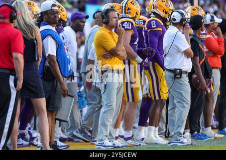 21 septembre 2024 : Blake Baker, coordinateur défensif de la LSU, regarde son équipe jouer lors d'un match de football NCAA entre les Bruins de l'UCLA et les Tigers de la LSU au Tiger Stadium de Baton Rouge, EN LOUISIANE. Jonathan Mailhes/CSM (image crédit : © Jonathan Mailhes/Cal Sport Media) Banque D'Images