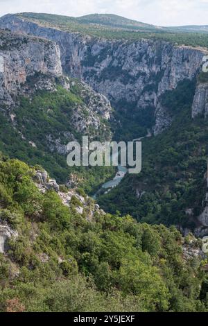 Le Verdon coule à travers un canyon magnifique, entouré de falaises imposantes, offrant un refuge pittoresque pour les touristes en quête de rafraîchissement et d'avènement Banque D'Images