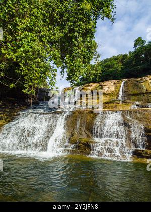 Cascades avec structures rocheuses à plusieurs niveaux. Chutes Tinuy-an à Surigao del sur. Philippines. Banque D'Images