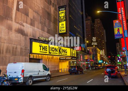 Vue extérieure du Minskoff Theatre avec affichage musical « le Roi Lion » dans une rue calme de New York la nuit. New York. ÉTATS-UNIS. Banque D'Images