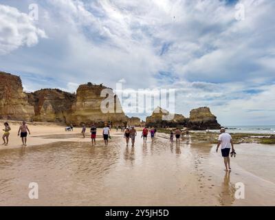 Portimao, Portugal - 9 juin 2024 : vue sur la magnifique plage Careanos à Portimao, Algarve, Portugal Banque D'Images