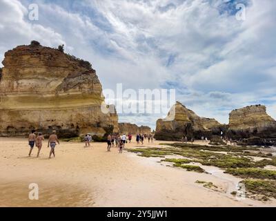 Portimao, Portugal - 9 juin 2024 : vue sur la magnifique plage Careanos à Portimao, Algarve, Portugal Banque D'Images