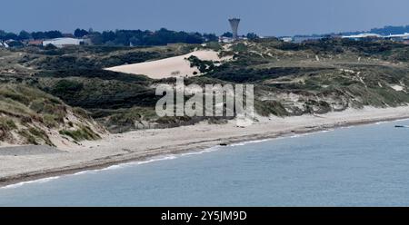 Plage d'Ambleteuse et dunes de sable Côte d'Opale, Nord de la France. C’est de là que 8 migrants sont partis et sont morts lorsque le canot a coulé en septembre 2024. Banque D'Images