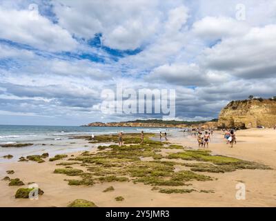 Portimao, Portugal - 9 juin 2024 : vue sur la magnifique plage Careanos à Portimao, Algarve, Portugal Banque D'Images