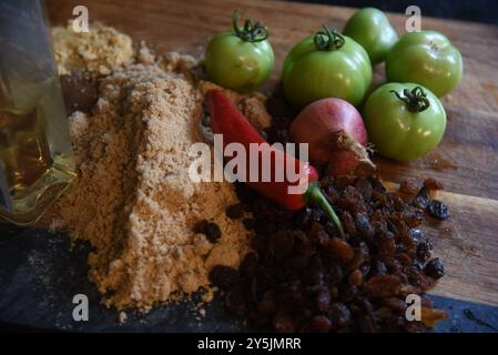 Les photos montrent le processus de fabrication de chutney de tomates vertes maison après une mauvaise récolte cette année de nombreuses tomates cultivées à la maison n'ont pas mûri Banque D'Images