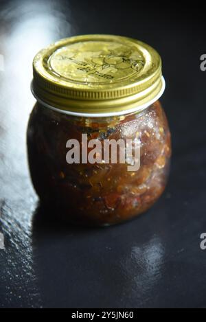 Les photos montrent le processus de fabrication de chutney de tomates vertes maison après une mauvaise récolte cette année de nombreuses tomates cultivées à la maison n'ont pas mûri Banque D'Images