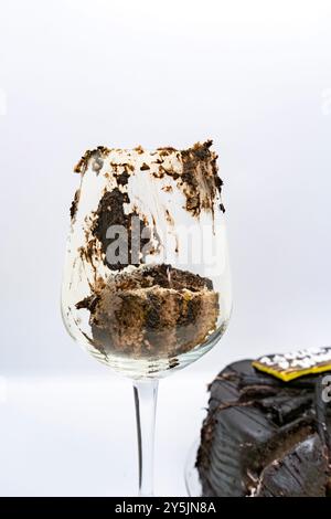 Gâteau au chocolat noir et verre de vin pour célébration et anniversaire de fête romantique Banque D'Images