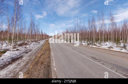 Route vide à la campagne finlandaise à Spring, Finlande Banque D'Images
