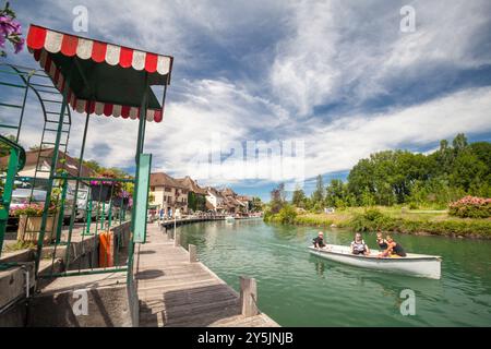 Canal de Saviere dans le village de Chanaz. Savoie, Rhône-Alpes, France Banque D'Images