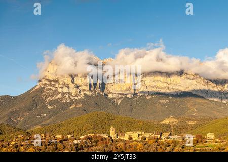 El Pueyo de Araguás village et Peña Montañesa peak, Huesca, Espagne Banque D'Images