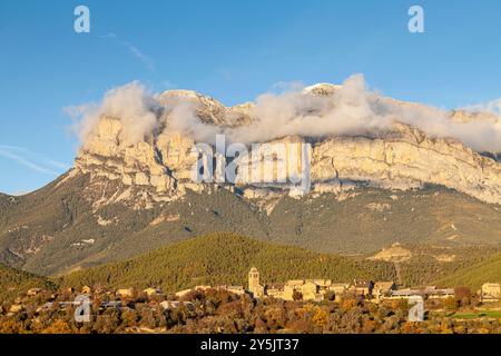 El Pueyo de Araguás village et Peña Montañesa peak, Huesca, Espagne Banque D'Images