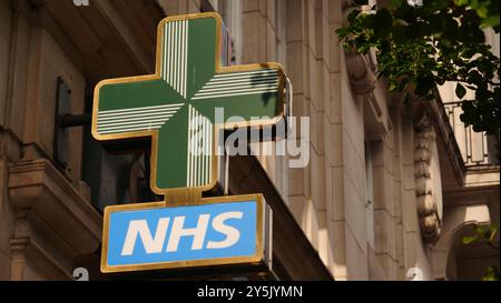 Signalisation NHS devant une pharmacie de pharmacie sur Great Portland Street, Londres Banque D'Images