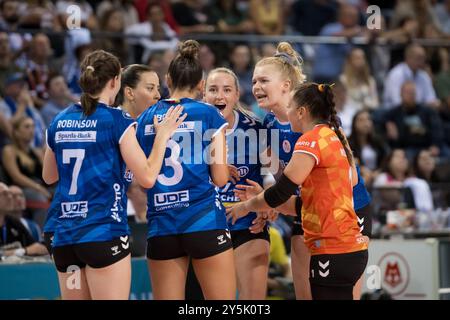 Kelsey Veltmann (Allianz MTV Stuttgart, #14), Mitte jubelt mit Team / GER, Allianz MTV Stuttgart v. SSC Palmberg Schwerin, Sparda-Bank Supercup 2024, VBL, Spielzeit 2024/2025, 22.09.2024 Foto : Eibner/Sandy Dinkelacker Banque D'Images