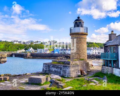 10 juin 2024 : Portpatrick, Dumfries et Galloway, Écosse - le phare, le village et le port par un matin ensoleillé de printemps. Banque D'Images