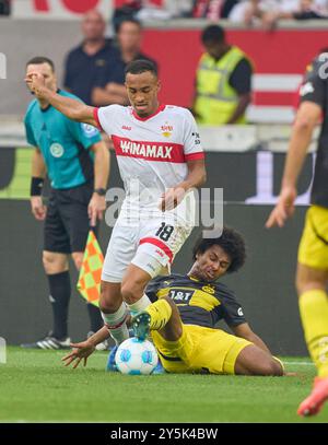 Stuttgart, Allemagne. 22 septembre 2024. Karim Adeyemi, BVB 27 Competition for the ball, Tackling, duel, header, zweikampf, action, combat contre Jamie Leweling, VFB 18 dans le match VFB STUTTGART - BORUSSIA DORTMUND le 22 septembre 2024 à Stuttgart, Allemagne. Saison 2024/2025, 1.Bundesliga, Journée 4, 4.Spieltag photographe : ddp images/STAR-images - LA RÉGLEMENTATION DFL INTERDIT TOUTE UTILISATION DE PHOTOGRAPHIES comme SÉQUENCES D'IMAGES et/ou QUASI-VIDÉO - crédit : ddp Media GmbH/Alamy Live News Banque D'Images