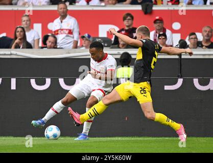 Zweikampf, Aktion Julian Ryerson Borussia Dortmund BVB (26) gegen Jamie Leweling VfB Stuttgart (18), GER, VfB Stuttgart v. Borussia Dortmund, Fussball, Herren, 1. Bundesliga, 4. Spieltag, saison 24/25, 22.09.2024 LA RÉGLEMENTATION DFL INTERDIT TOUTE UTILISATION DE PHOTOGRAPHIES comme SÉQUENCES D'IMAGES et/ou QUASI-VIDÉO. Foto : Eibner-Pressefoto/Michael Weber Banque D'Images