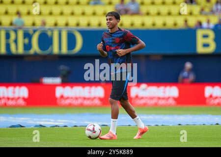 Villarreal, Espagne. 22 septembre 2024. VILLARREAL, ESPAGNE - 22 SEPTEMBRE : L'ailier droit Lamine Yamal du FC Barcelone se réchauffe avant le match de la liga EA Sports entre Villarreal et le FC Barcelone à l'Estadio de la Ceramica le 22 septembre 2024 à Villarreal, Espagne. (Photo de Jose Torres/photo Players images/Magara Press) crédit : Magara Press SL/Alamy Live News Banque D'Images