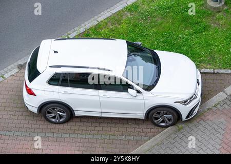 OSTRAVA, RÉPUBLIQUE TCHÈQUE - 14 JUIN 2024 : Volkswagen Tiguan AD SUV blanc garé dans la rue Banque D'Images