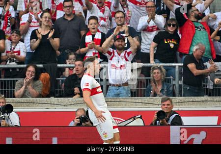 Stuttgart, Allemagne. 22 septembre 2024. Football : Bundesliga, VfB Stuttgart - Borussia Dortmund, Journée 4, MHPArena. Ermedin Demirovic de Stuttgart célèbre son objectif de faire 2:0. Crédit : Jan-Philipp Strobel/dpa - NOTE IMPORTANTE : conformément aux règlements de la DFL German Football League et de la DFB German Football Association, il est interdit d'utiliser ou de faire utiliser des photographies prises dans le stade et/ou du match sous forme d'images séquentielles et/ou de séries de photos de type vidéo./dpa/Alamy Live News Banque D'Images