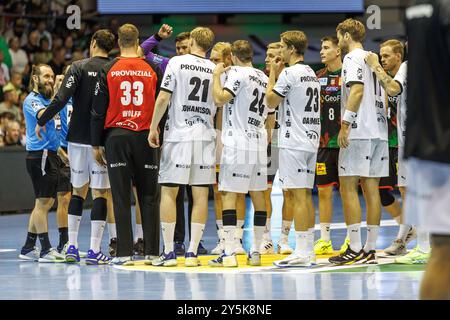 Magdebourg, Allemagne. 22 septembre 2024. Handball : Bundesliga, SC Magdeburg - THW Kiel, Journée 3, GETEC Arena. Les deux équipes se saluent sur le terrain. Crédit : Andreas Gora/dpa/Alamy Live News Banque D'Images