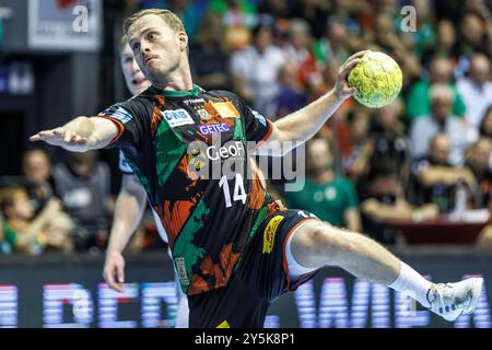 Magdebourg, Allemagne. 22 septembre 2024. Handball : Bundesliga, SC Magdeburg - THW Kiel, Journée 3, GETEC Arena. Omar Ingi Magnusson de Magdeburg lance la balle au but. Crédit : Andreas Gora/dpa/Alamy Live News Banque D'Images