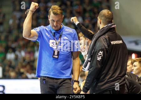 Magdebourg, Allemagne. 22 septembre 2024. Handball : Bundesliga, SC Magdeburg - THW Kiel, Journée 3, GETEC Arena. L'entraîneur Filip Jicha (à gauche) de THW Kiel serre le poing. Crédit : Andreas Gora/dpa/Alamy Live News Banque D'Images